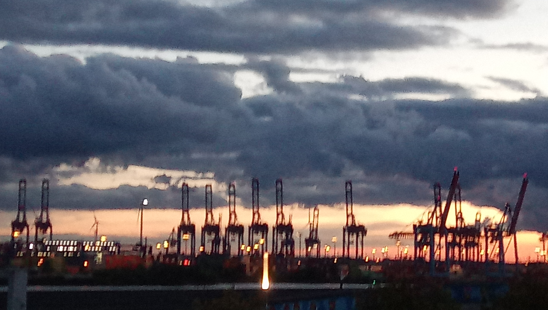 Containerbrücken Elbe Hafen Hamburg am Abend mit Wolken Stadtrundfahrten Lichterfahrten Reisebus