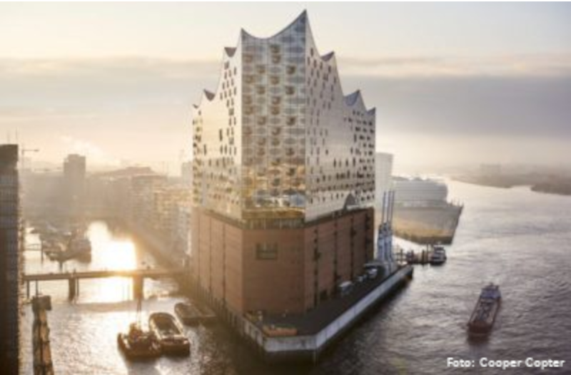 Elbphilharmonie Hamburg in HafenCity vor Kreuzfahrtschiff auf Elbe