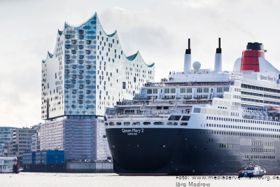 Kreuzfahrtschiff Queen Mary 2 auf der Elbe vor der Elbphilharmonie