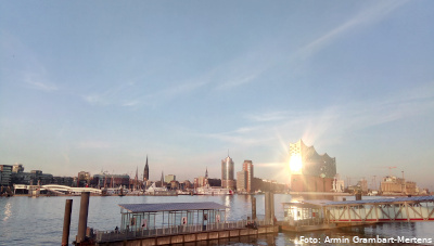 Hafenpanorama Hamburg und Elbe, mit sonne auf Elbphilharmonie